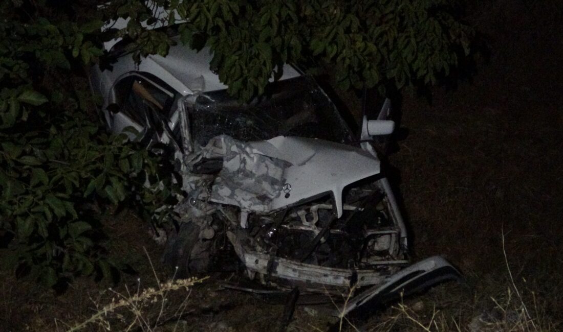 Uşak’ta otomobil ile işçi servisi kafa kafaya çarpıştı. Kazada 13