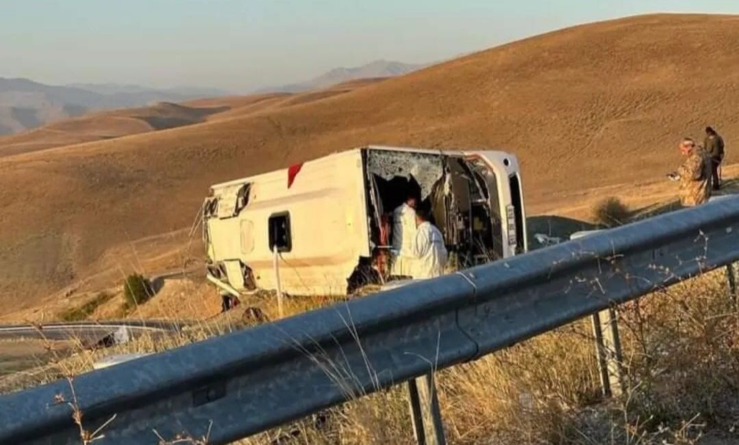Van’da güvenlik görevlileri nezaretinde Gaziantep’e götürülmek istenen düzensiz göçmenleri taşıyan