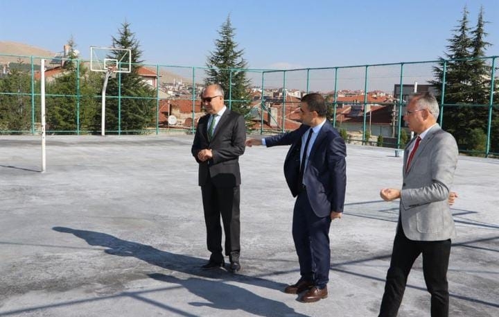 Afyonkarahisar Emirdağ Kaymakamı Osman Bilici, tadilat çalışması tamamlanarak eğitim öğretime