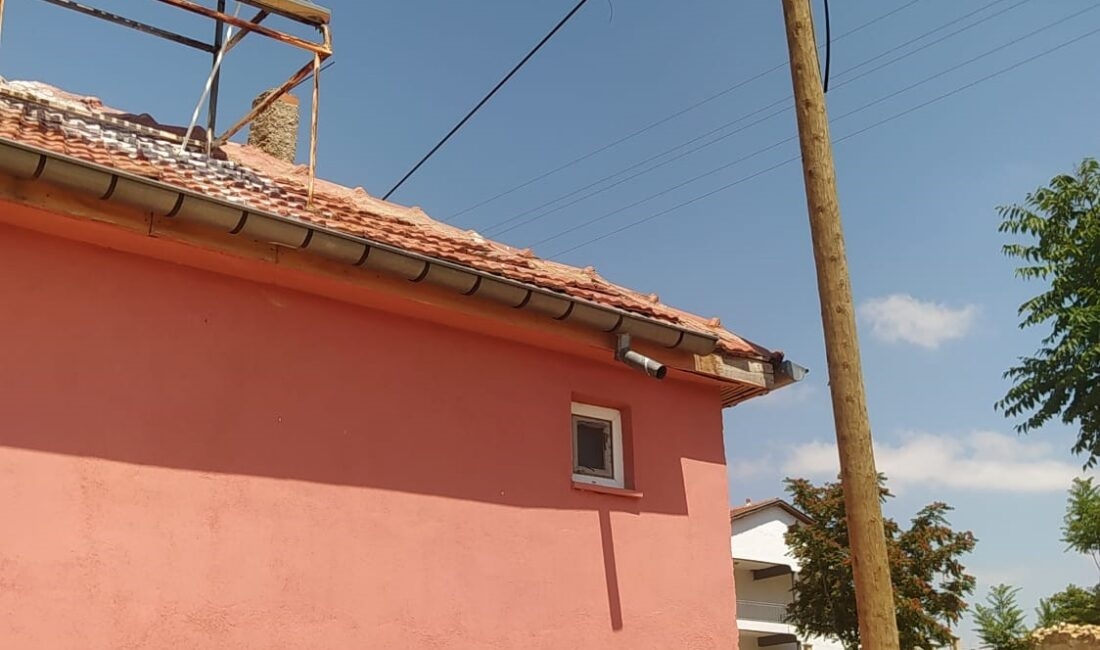 Afyonkarahisar’ın Emirdağ ilçesine bağlı Aşağı Piribeyli köyünde, eve ve çatıya