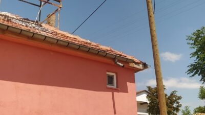 Afyonkarahisar’ın Emirdağ ilçesine bağlı Aşağı Piribeyli köyünde, eve ve çatıya