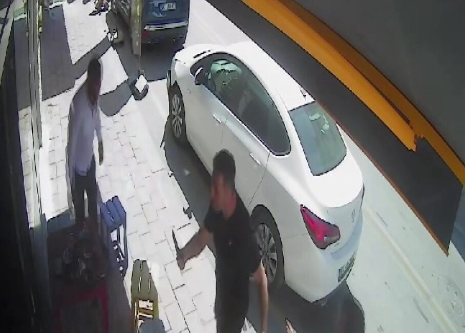 Denizli’de bir vatandaşın damadına bıçakla saldırma anı güvenlik kameralarına yansıdı.