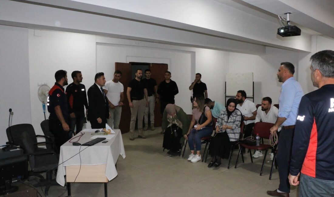 Bitlis Hizan Kaymakamı Nurhalil Özçelik, Hizan Arama Kurtarma Derneği üyelerine
