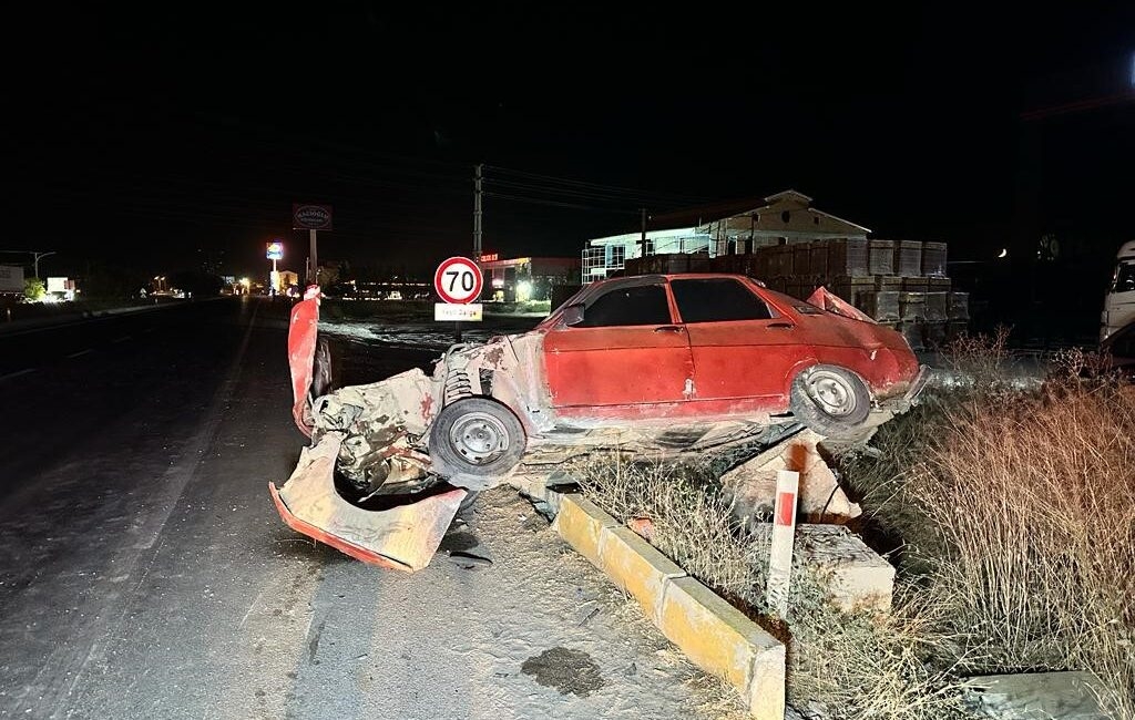 Afyonkarahisar’da tırın çarptığı ve hurdaya dönen otomobildeki sürücü şans eseri
