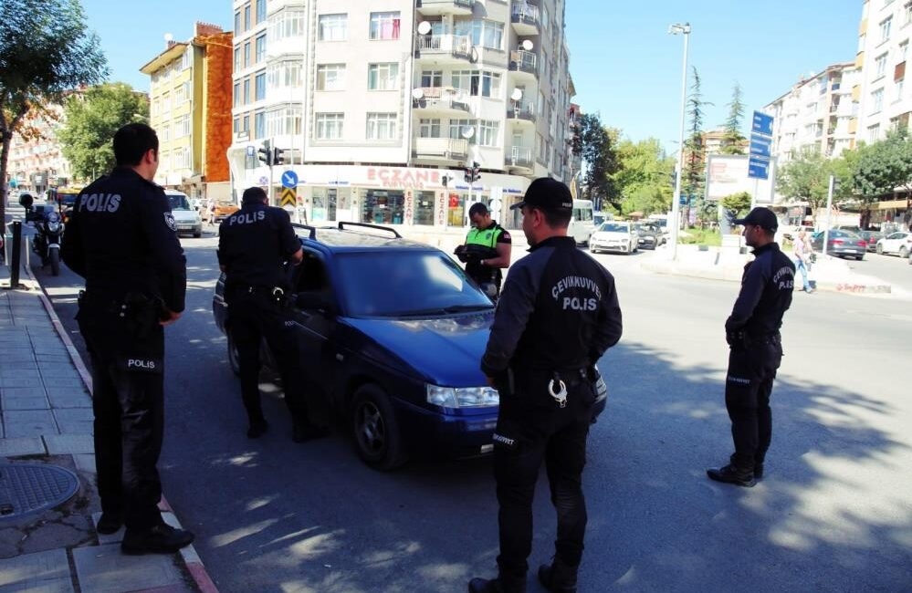‘Şok’ denetimde 4 araca 34 bin 721 TL para cezası kesildi Afyonkarahisar’ da güvenlik güçleri tarafından gerçekleştirilen ‘şok’ denetimde 4 araca