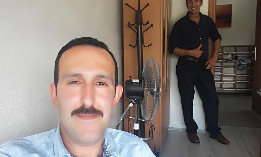 Bursa’nın İznik İlçesi’nde Milli Eğitim Müdürlüğünde memur olarak çalışan Bekir