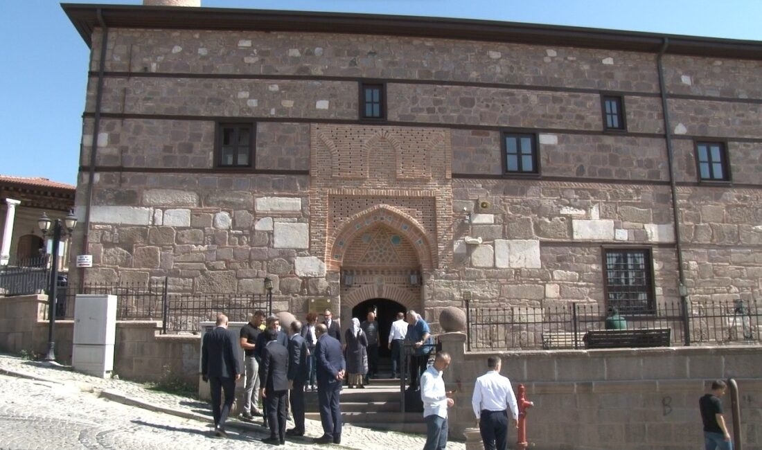 Ahi Şerafeddin Camisi’nin İmamı Süleyman Çalıova, caminin UNESCO Dünya Mirası