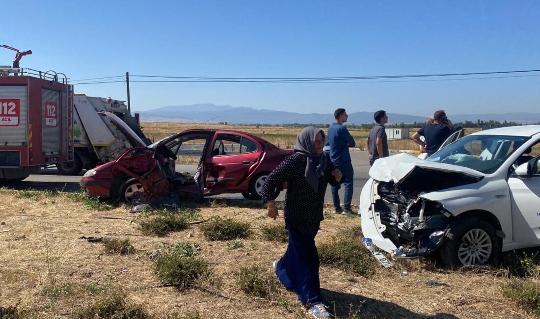 Afyonkarahisar’da otomobil ile Afyonkarahisar Valiliği İl Özel İdaresine ait arazi aracının