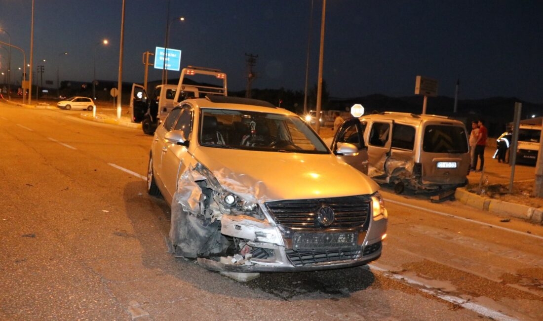 Afyonkarahisar’da otomobil ile hafif ticari aracın kavşakta çarpıştığı kazada sürücüler
