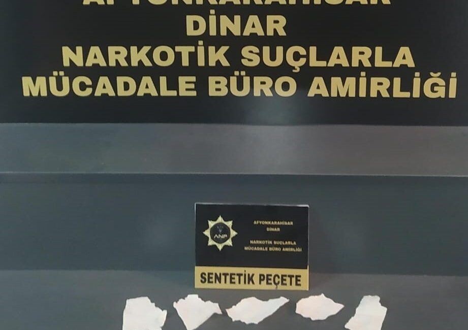 Afyonkarahisar’da peçeteye emdirilmiş bin 22 kullanımlık uyuşturucu ile yakalanan 2