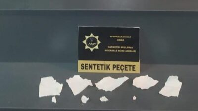 Afyonkarahisar’da peçeteye emdirilmiş bin 22 kullanımlık uyuşturucu ile yakalanan 2