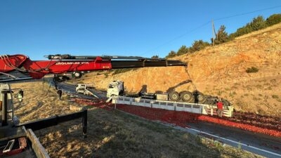 Afyonkarahisar’da kontrolden çıkarak karşı şeride geçip devrilen domates yüklü tırın