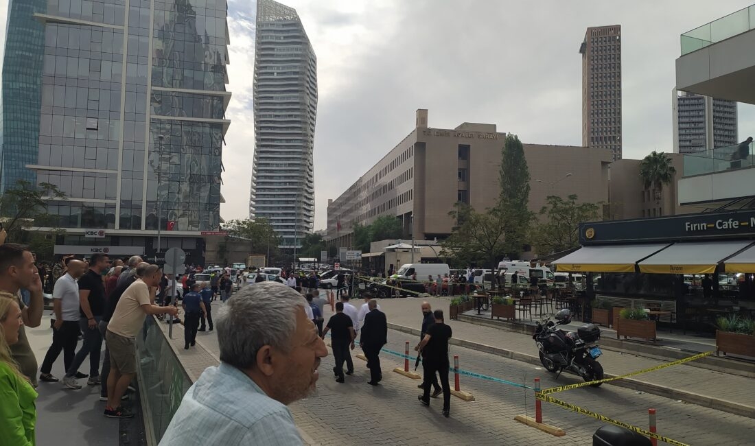 İzmir Adliyesi önündeki restoranda, iki grup arasında silahlı çatışma çıktı.