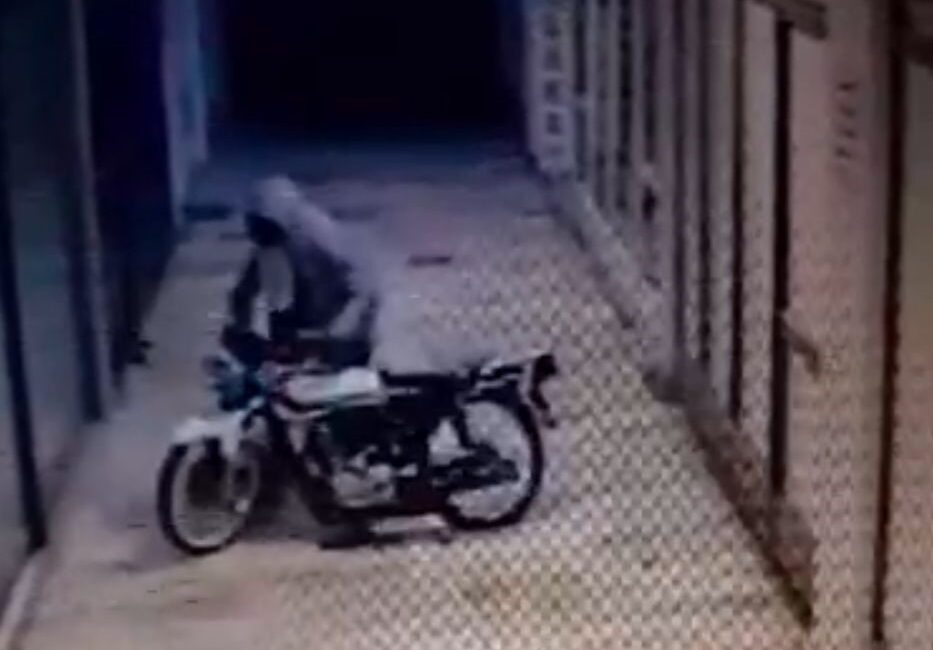 Afyonkarahisar’da kentin göbeğinde apartmandaki motosiklet kilidi kırılarak çalındı. Çalınan motosikleti