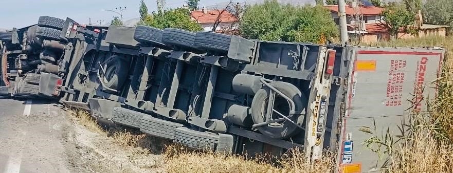 Afyonkarahisar’da kontrolden çıkarak şarampole devrilen tırda şans eseri ölen ya