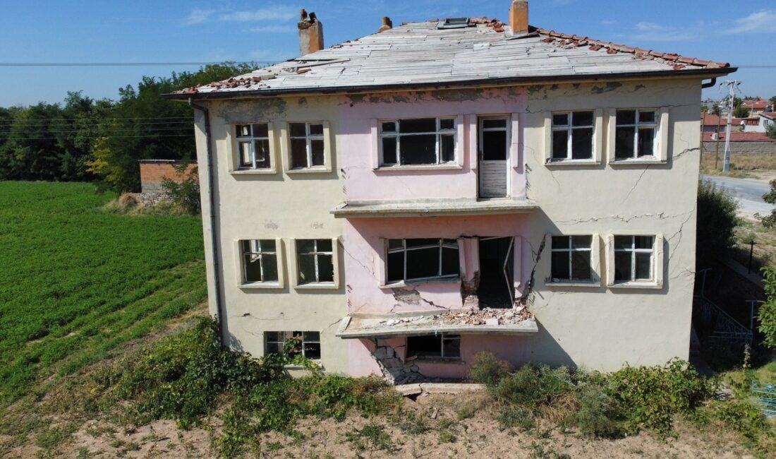 Afyonkarahisar’ın Bolvadin ilçesinde fay hattının üzerine yapılan binalar harabeye dönerken,