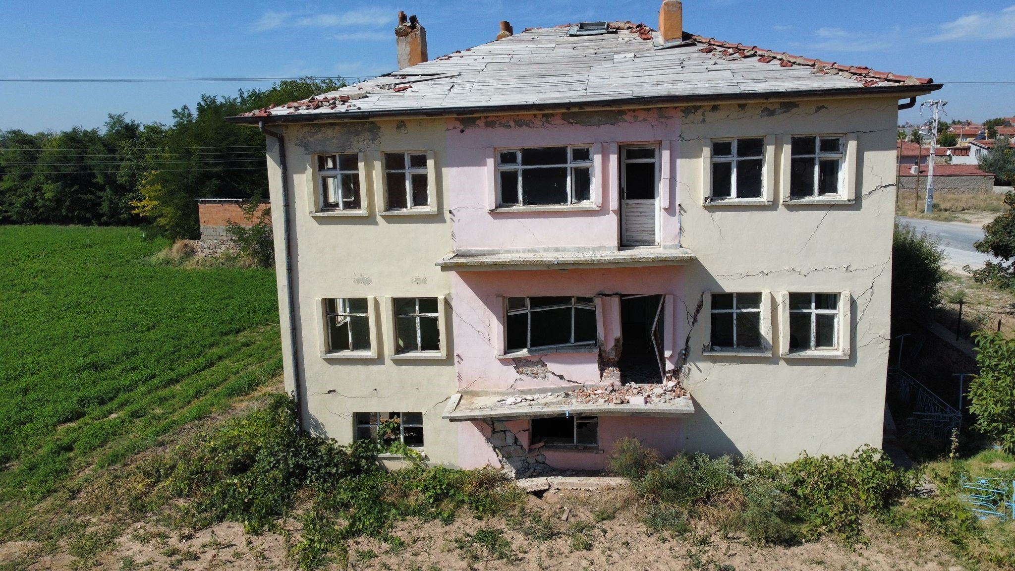 Afyonkarahisar’ın Bolvadin ilçesinde fay hattının üzerine yapılan binalar harabeye dönerken,