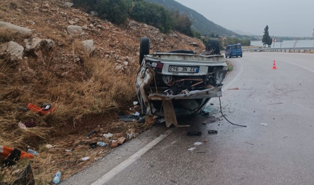 Isparta’nın Eğirdir ilçesinde sürücünün direksiyon hakimiyetini kaybettiği otomobilin takla atması