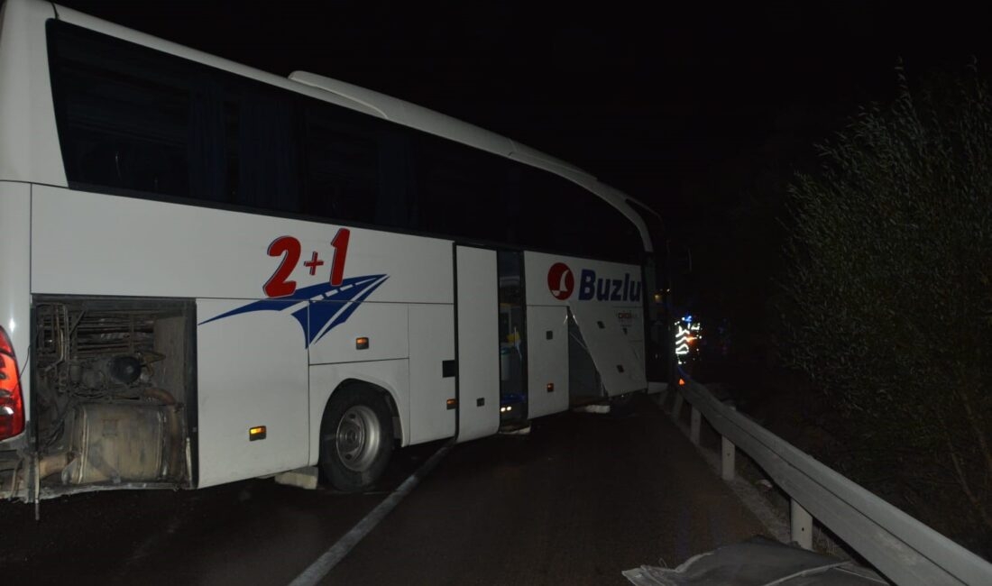 Afyonkarahisar’da yağmurda kayan yolcu otobüsüne arkadan gelen tır çarptı: 4