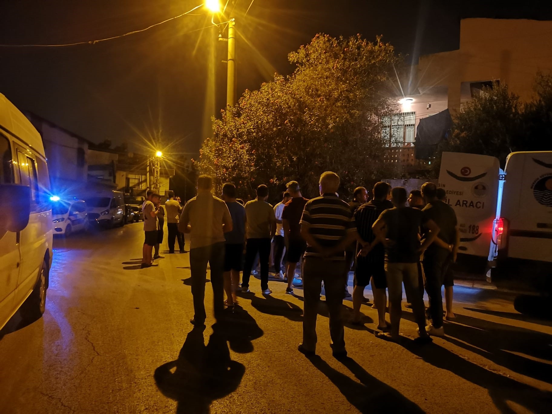 Mersin’in Tarsus ilçesinde bir kadın yatak odasında boğazından bıçaklanarak öldürülmüş