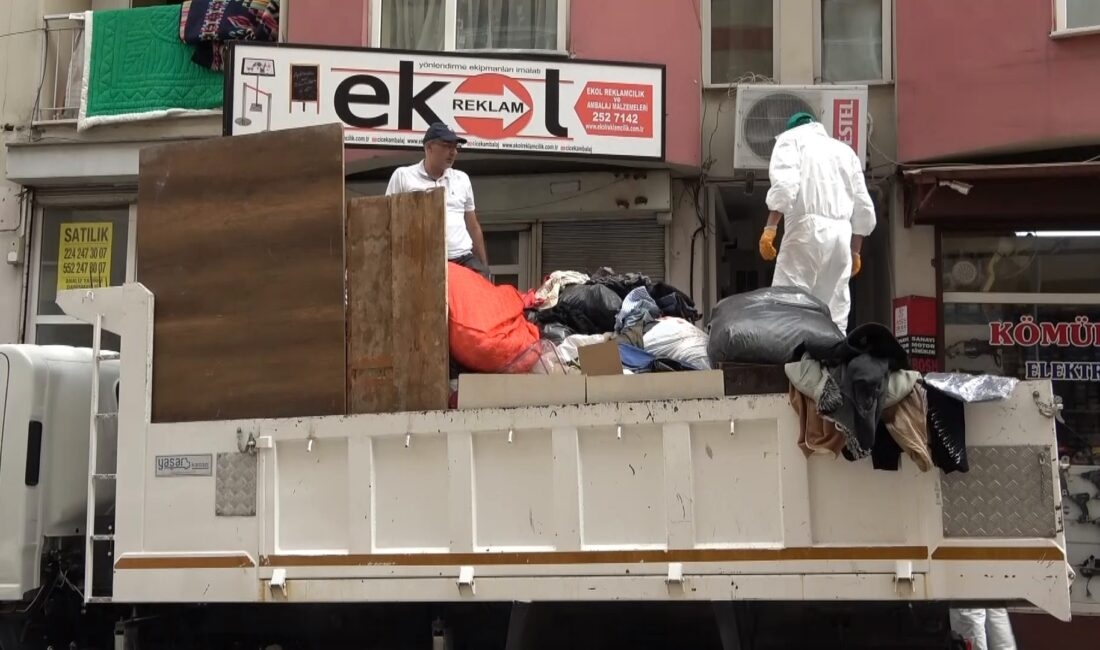 Bursa’da 35 yaşındaki kadının evinden kamyon kamyon çöp çıktı. Komşularının