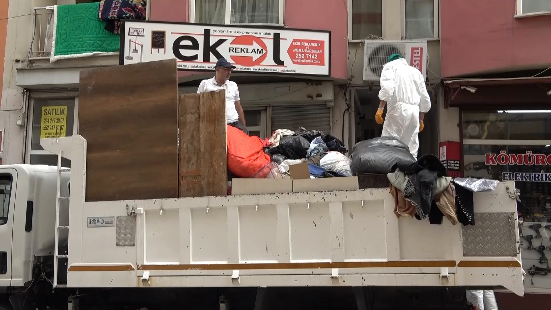 Bursa’da 35 yaşındaki kadının evinden kamyon kamyon çöp çıktı. Komşularının