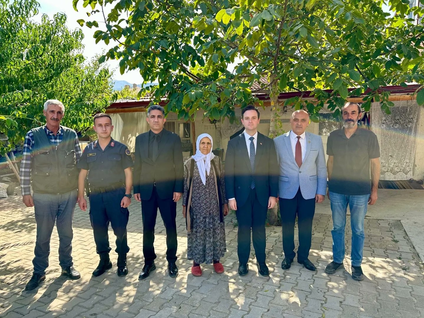 Afyonkarahisar’ın Sultandağı ilçesinde Kaymakam Tunahan Nas, şehit ailesinin istek ve