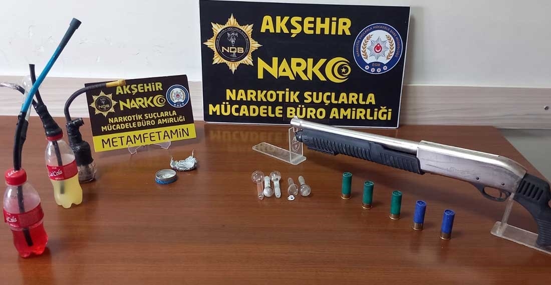 Konya’nın Akşehir ilçesinde polisin durdurduğu araçta uyuşturucu madde ve av