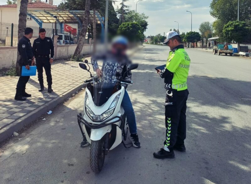 Afyonkarahisar’ da güvenlik güçlerinden tarafından ‘motosiklet’ sürücülerine yapılan denetimde bin