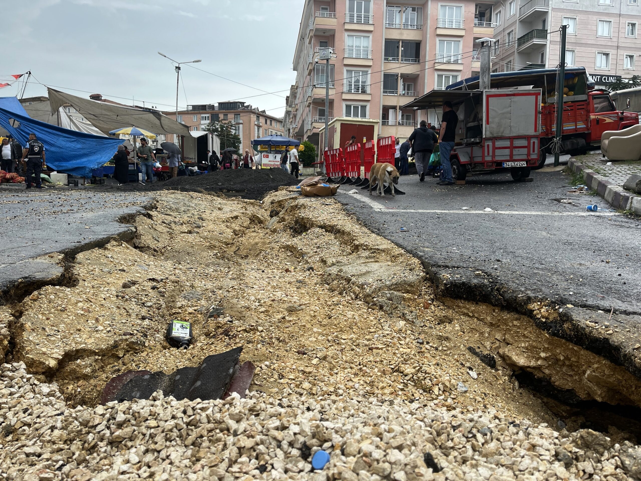 İstanbul’da başlayan sağanak yağış hayatı olumsuz etkiliyor. Kuvvetli yağışla Başakşehir,