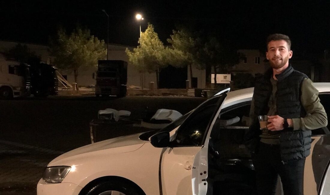 Uşak’ta otomobille yol kenarındaki ağaca çarpan sürücü tedavi gördüğü hastanede