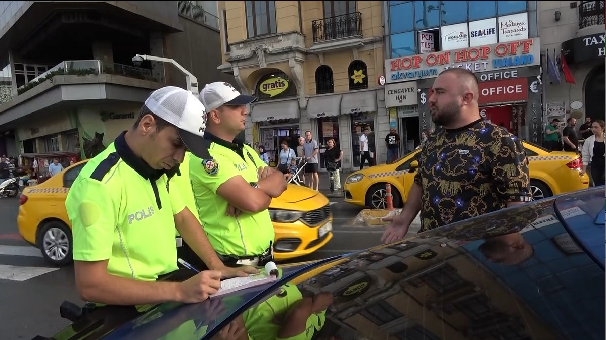 Taksim’de trafik denetiminde 4 bin 64 TL ceza yiyen adam,