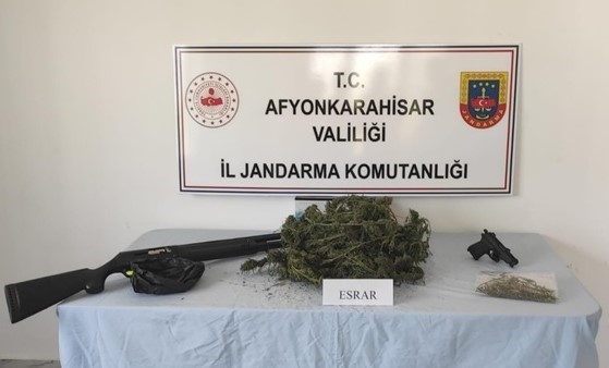 Afyonkarahisar’da jandarma tarafından gerçekleştirilen operasyonda bin 334 gram esrar ile