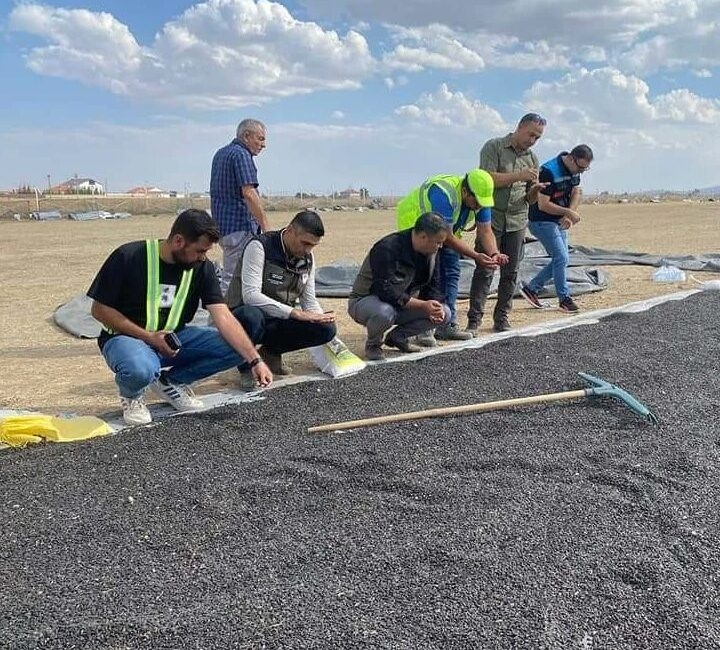 Afyonkarahisar’ın Emirdağ ilçesinde ayçiçeği hasadı başladı. Afyonkarahisar Tarım ve Orman