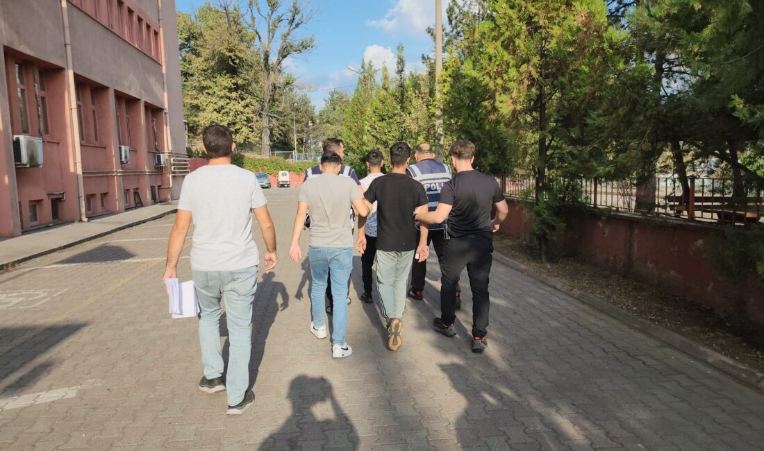 Karabük’te elini öpme vaadiyle yanına yanaştığı vatandaşın zorla parasını gasp