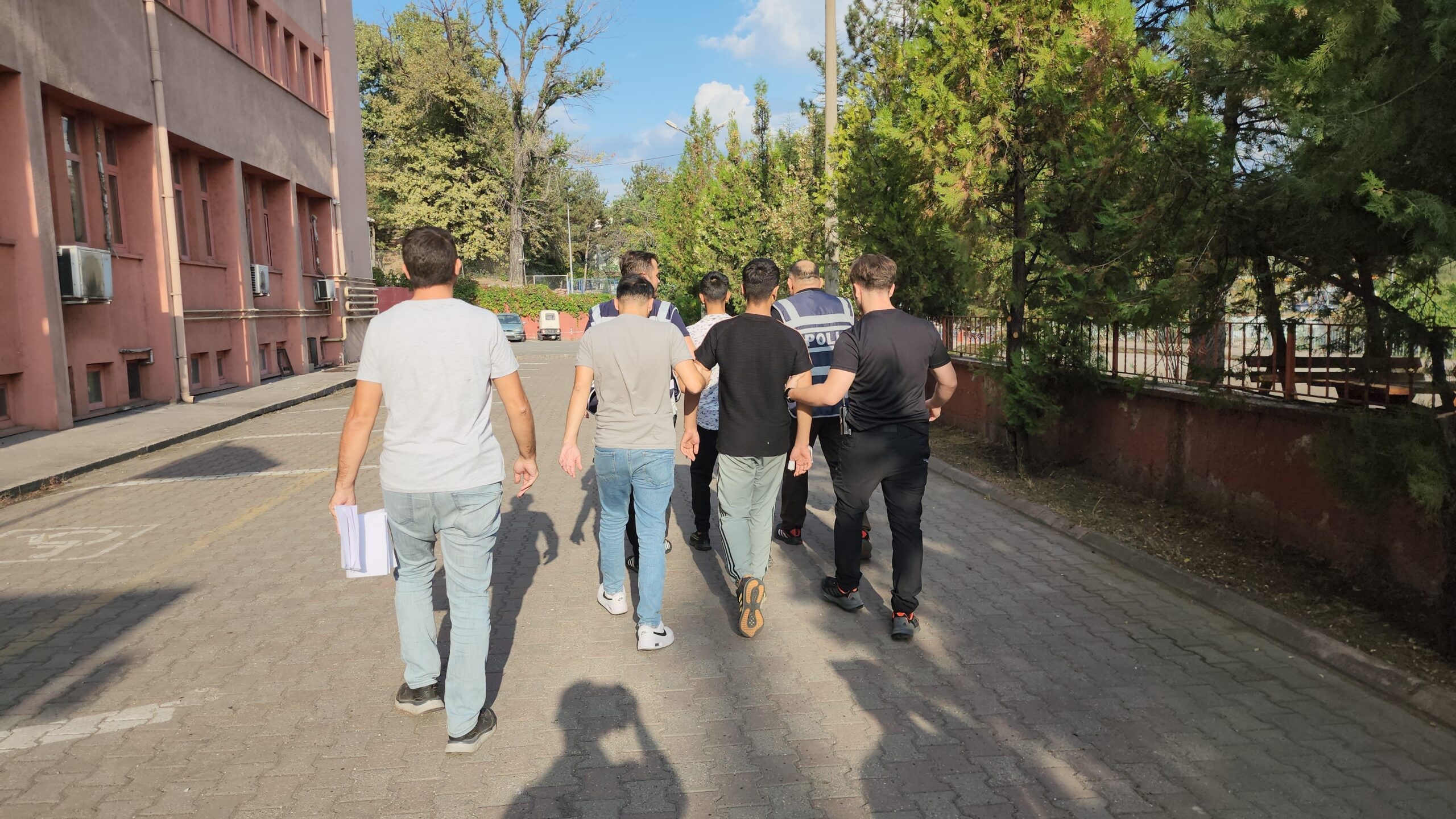 Karabük’te elini öpme vaadiyle yanına yanaştığı vatandaşın zorla parasını gasp