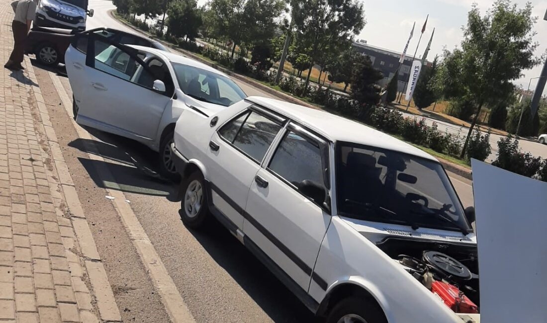 Afyonkarahisar’da kamyonun çarparak savurduğu otomobil yol kenarında park halinde bulunan