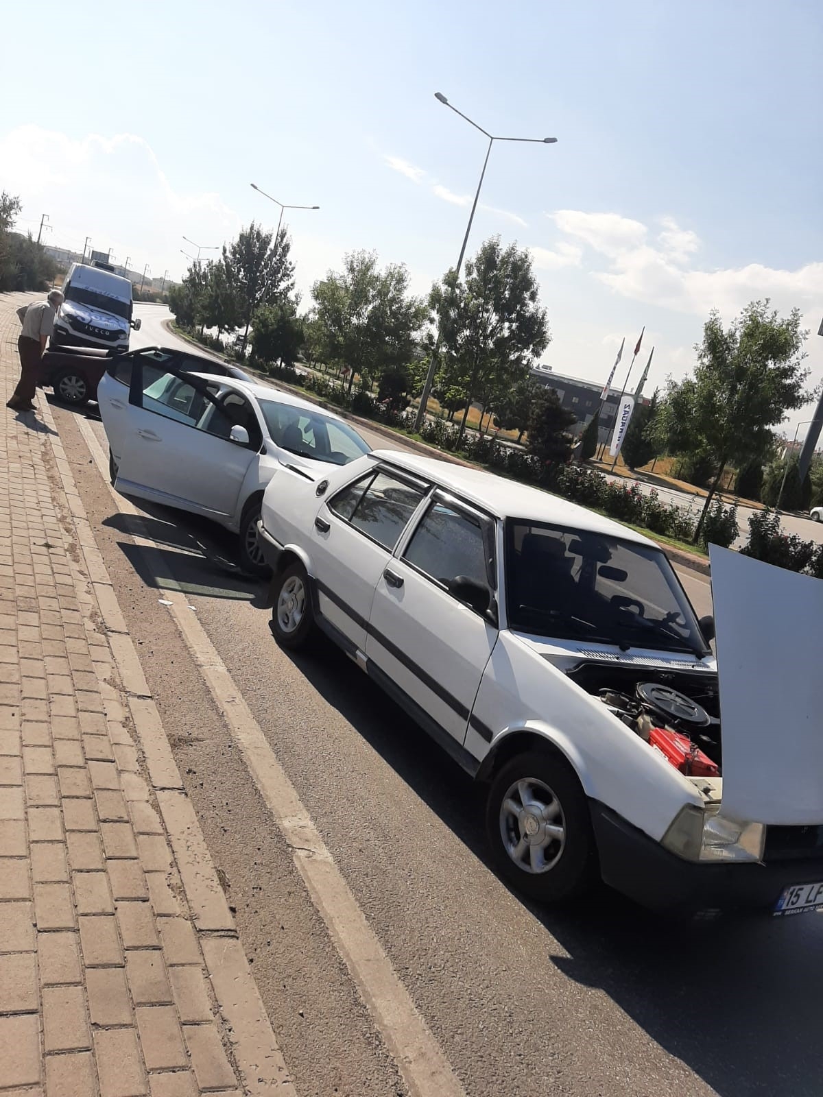 Afyonkarahisar’da kamyonun çarparak savurduğu otomobil yol kenarında park halinde bulunan