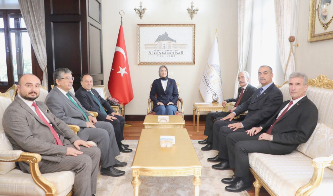 Afyonkarahisar’da Ahilik Haftası kutlamaları kapsamında Kocatepe Parkı’nda bulunan Atatürk Anıtı’na