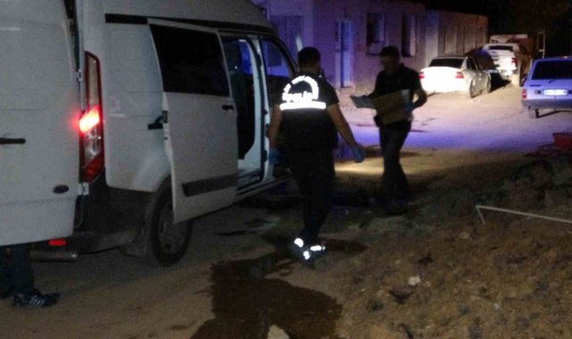 Malatya’da bir şahıs, tartıştığı husumetlisinin boğazını keserek canlı yayın açtı.