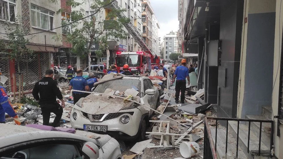 Bahçelievler’de bir binanın 5. katındaki dairede patlama meydana geldi. Doğalgaz