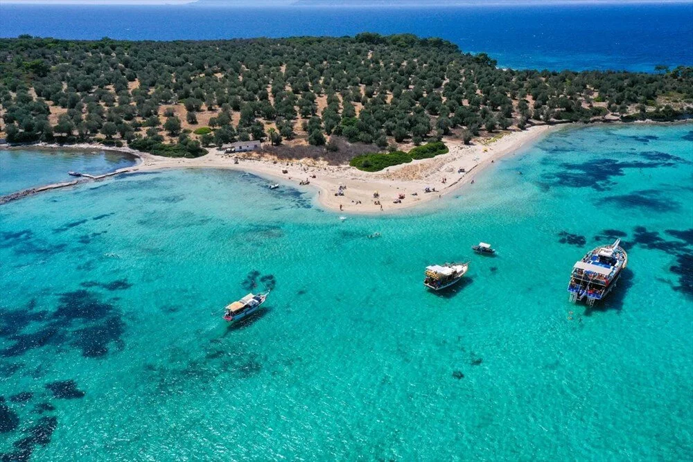 Türkiye ‘nin İzmir ilinin bir ilçesidir. İlçenin doğusunda Bergama ilçesi,