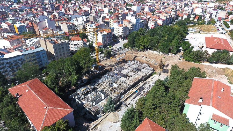 Sandıklı Belediyesi’nin yeni hizmet binasının inşaatı tüm hızıyla devam ediyor.