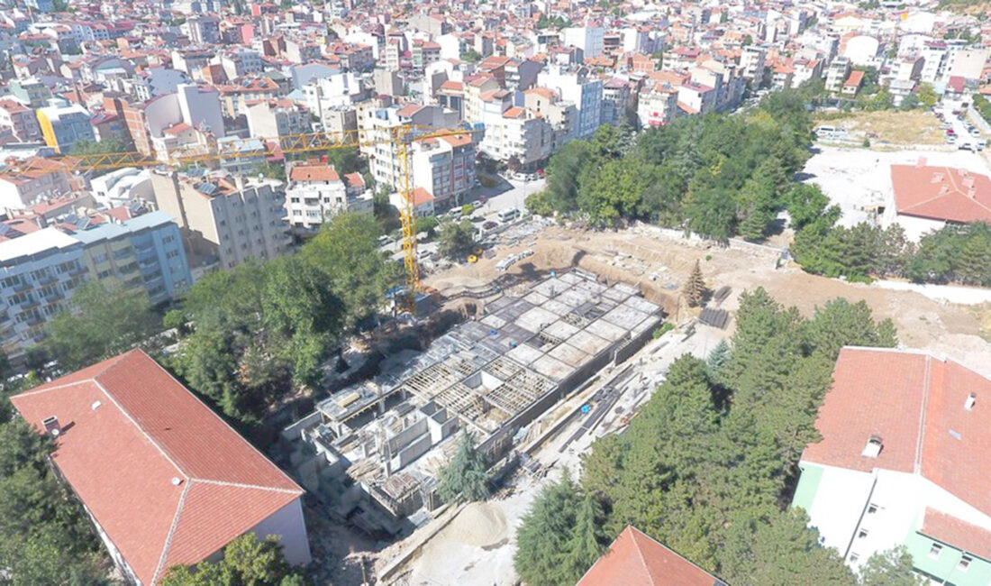 Sandıklı Belediyesi’nin yeni hizmet binasının inşaatı tüm hızıyla devam ediyor.