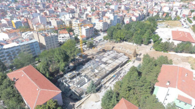 Sandıklı Belediyesi’nin yeni hizmet binasının inşaatı tüm hızıyla devam ediyor.