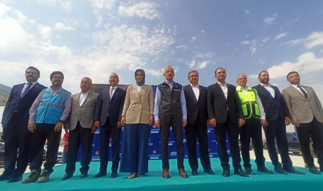 Ulaştırma ve Altyapı Bakanı Abdülkadir Uraloğlu,Ankara-İzmir Hızlı Tren Projesi incelemelerinin