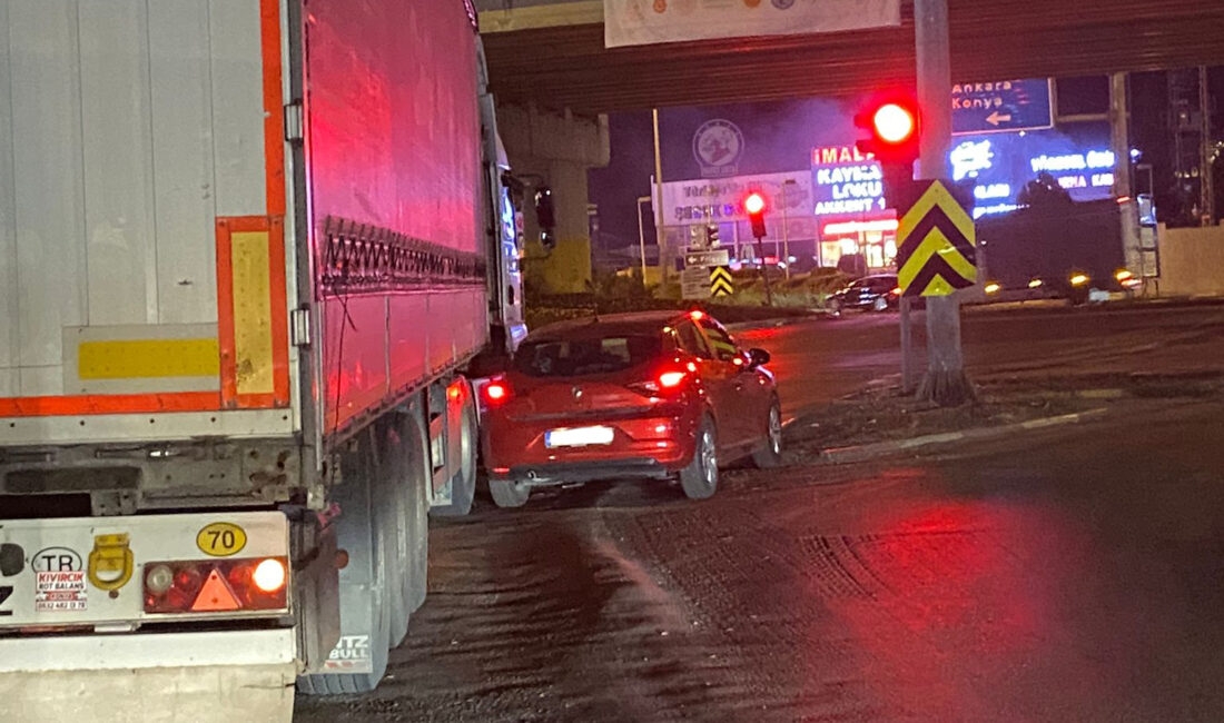 Afyonkarahisar Özdilek kavşağı köprülü geçişte tır ve otomobilin karıştığı kazada