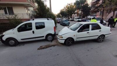 Afyonkarahisar Dumlupınar Mahallesi Menderes Caddesi’nde polis ekiplerinin dur ihtarına uymayan