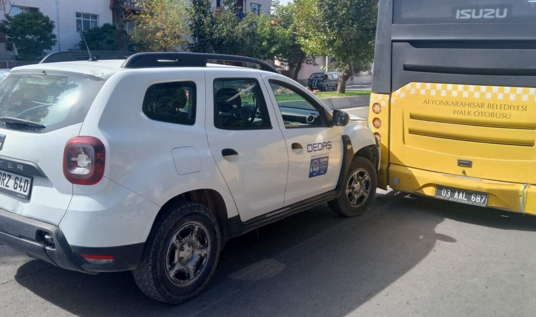 Afyonkarahisar’da Kaza! Edinilen bilgilere göre, Fatih Mahallesi’nde seyir halindeki OEDAŞ firmasına ait