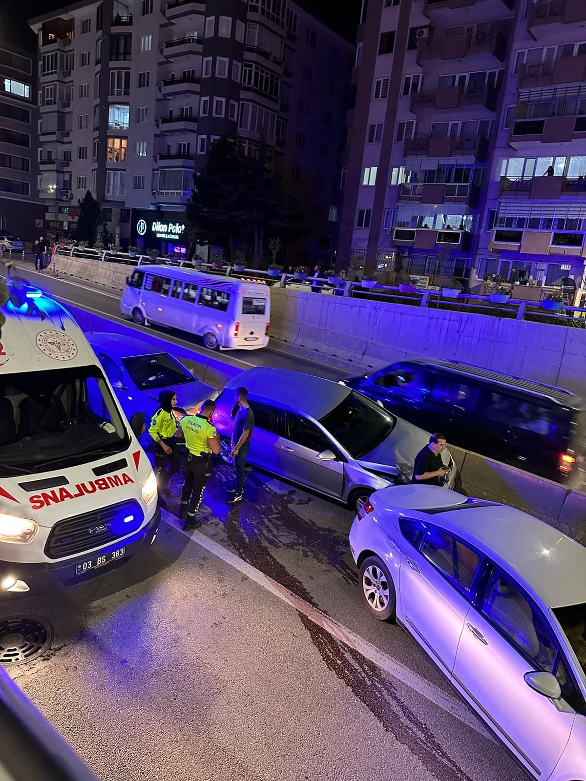 Afyonkarahisar Rauf Denktaş alt geçidinde zincirleme kaza meydana geldi. Seyir